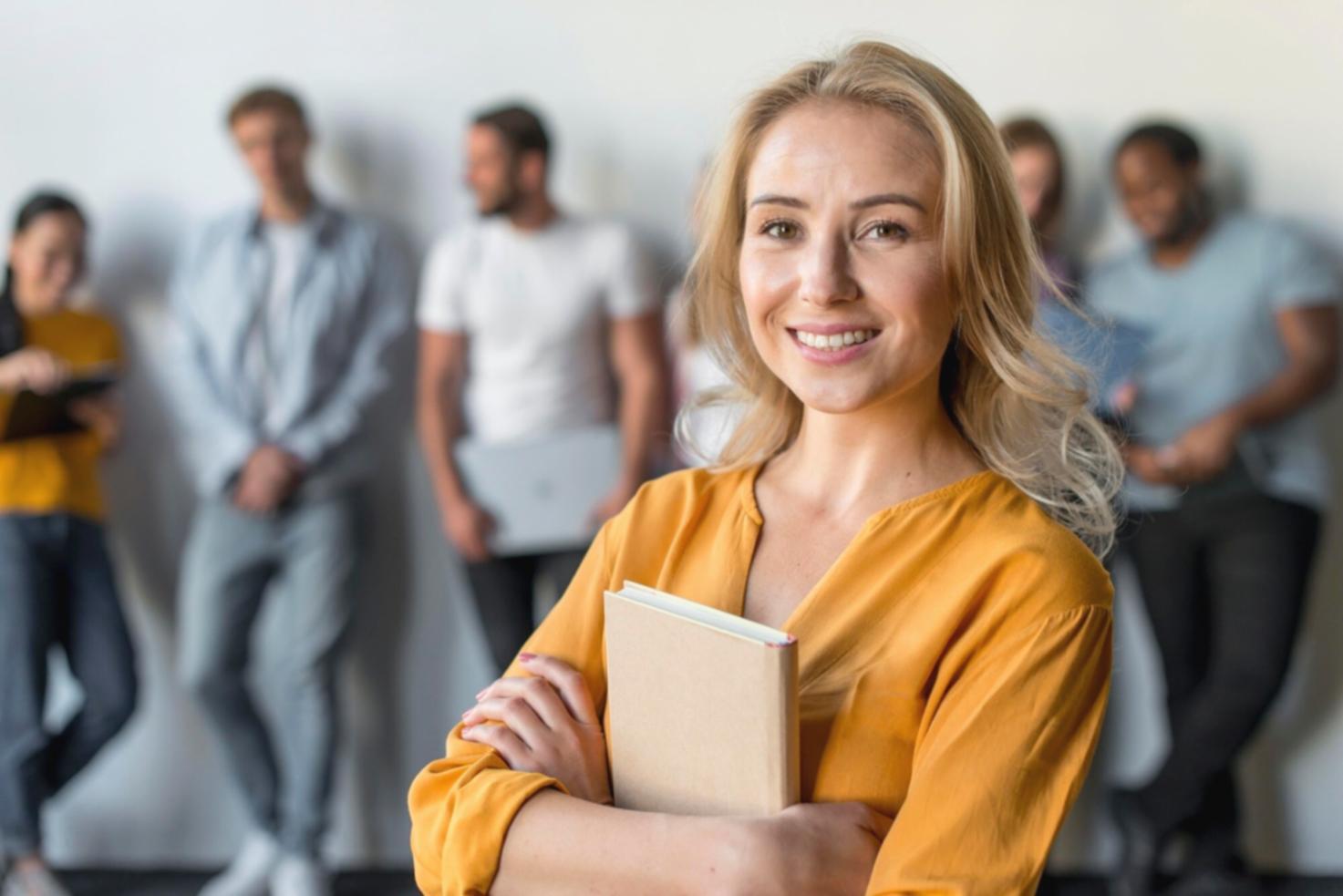 Arbeitsplatz mit Laptop und Finanzunterlagen für Investmentanalyse